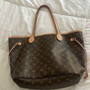 Louis Vuitton Neverfull MM bag in EXCELLENT condition.